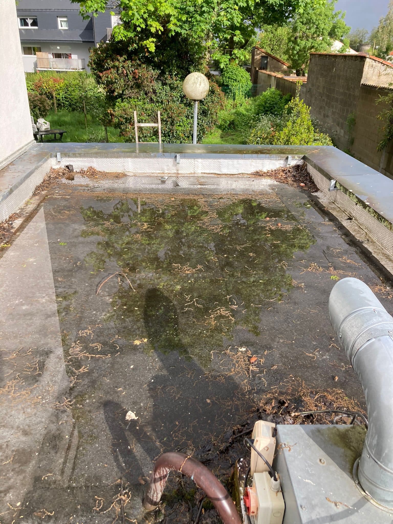 Nettoyage de toit de garage — avant intervention